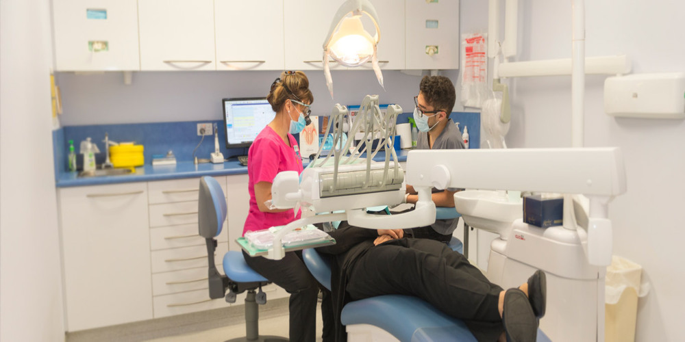 Get In Touch With Dentist Craigieburn And Smile In A Healthy Manner