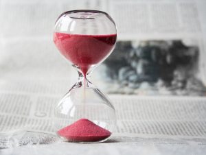 An hourglass symbolizing the time you always lack when you need to organize a last minute move.