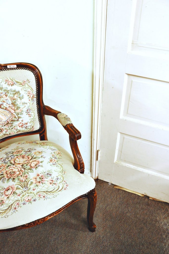 antique-armchair-chair-2894961