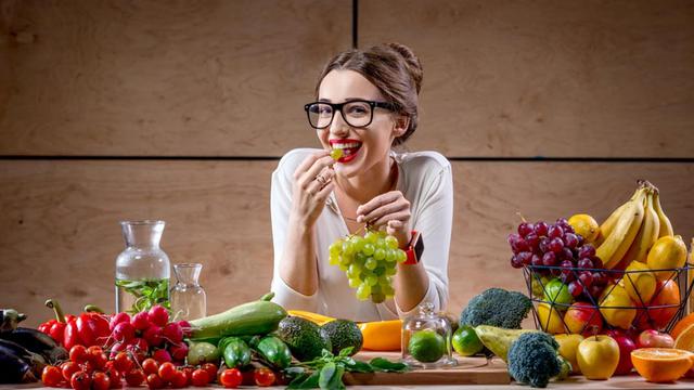 Raw Diet: Pros, Cons & How To Stick To It