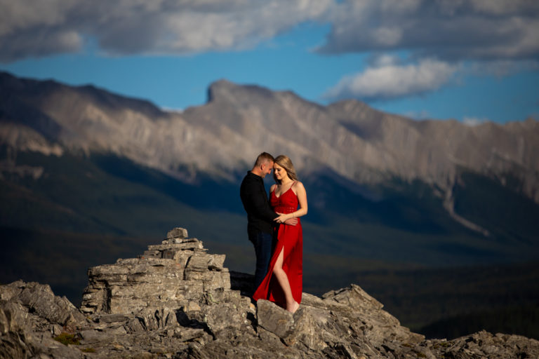 Top 6 Engagement Photo Poses That Calgary Photographers Prefer the Most