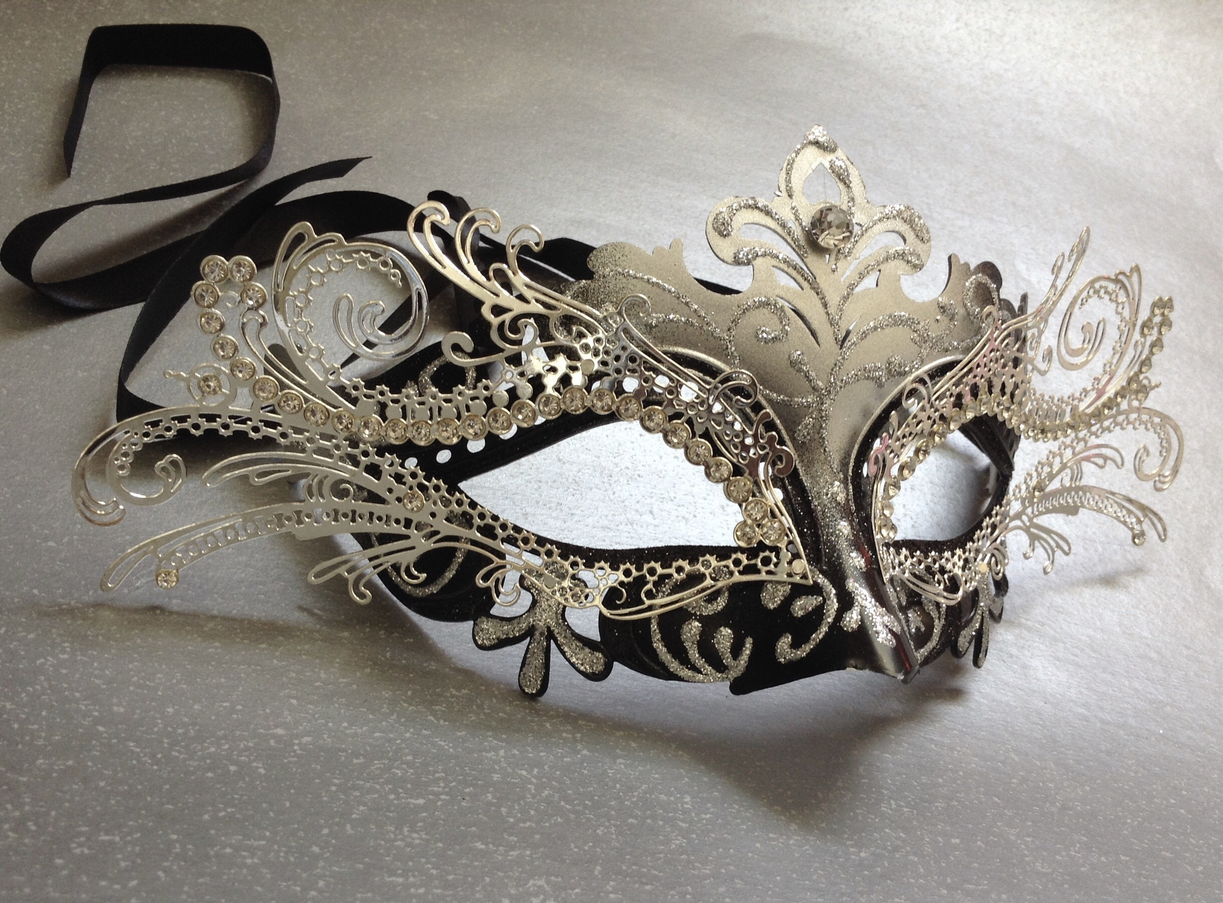 Get Masquerade Ball Eye Mask From Expert Companies | Book Your Orders